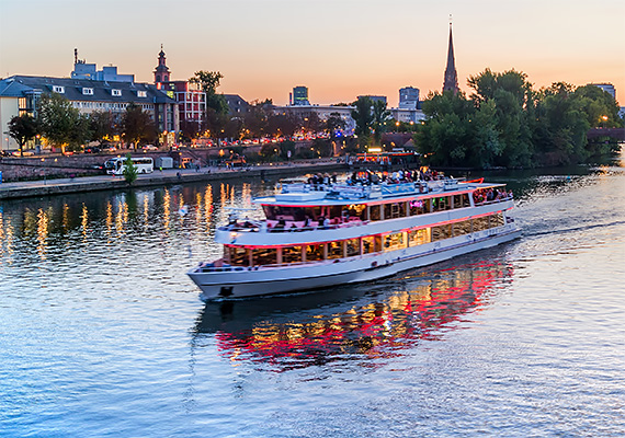 Ausflugsschiff auf dem Main in Frankfurt