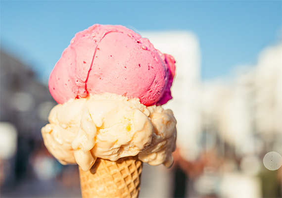 Waffeltüte mit zwei Eiskugeln